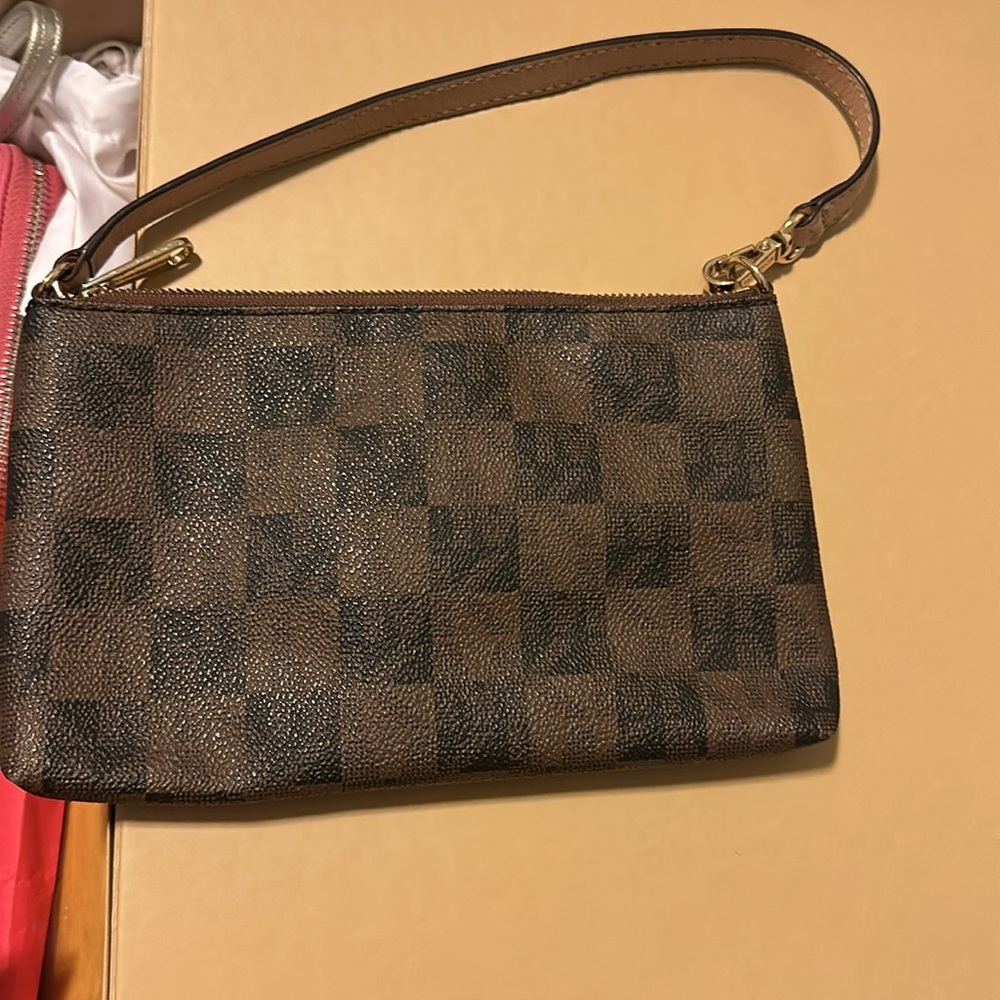Michael Kors wristlet - Picture 2 of 4